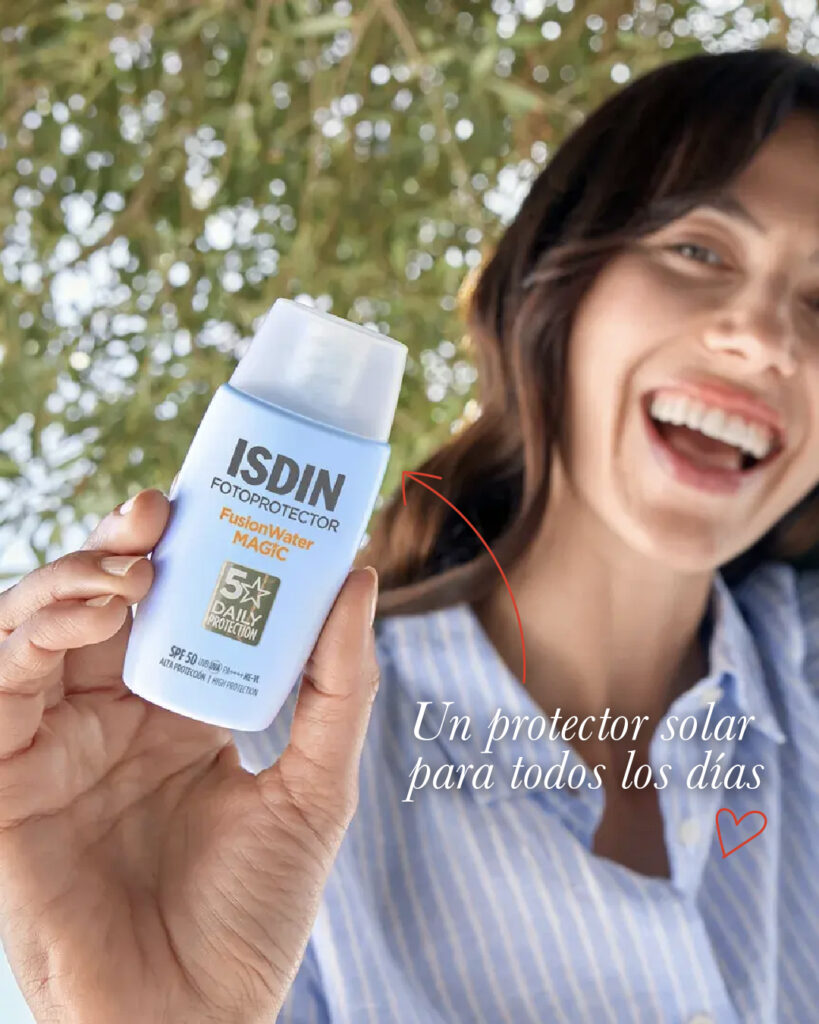 Mujer mostrando el producto facial para el rostro fotoprotector Fusion Water Magic